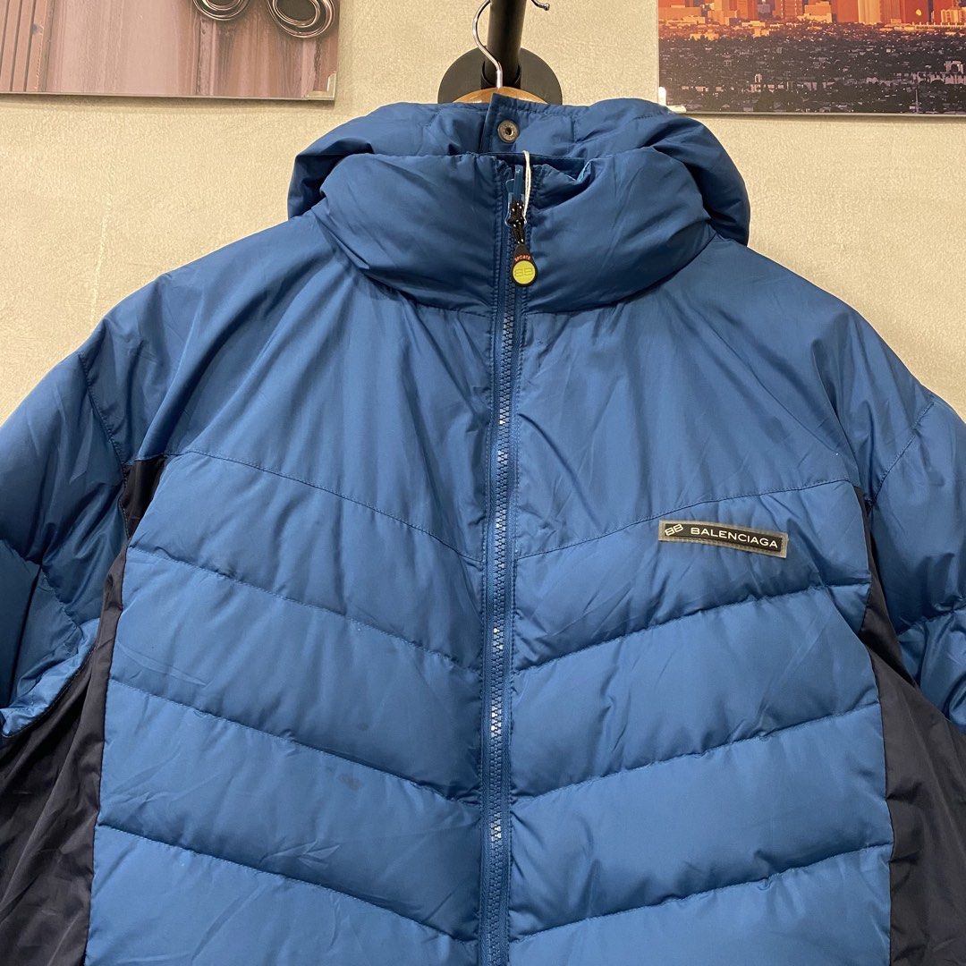 Balenciaga Reversible Puffer Jacket (Category: Luxury Apparel) located in Quezon City. Submitted by rebirthalley (Listing ID 1470499769, Image 3). Description: Width-25 Length-27 Sleeve-24 Shoulder-21 Hem-24.5 Balenciaga Reversible Puffer Jacket With Detachable Hoodie Very good Condition Need wash only.