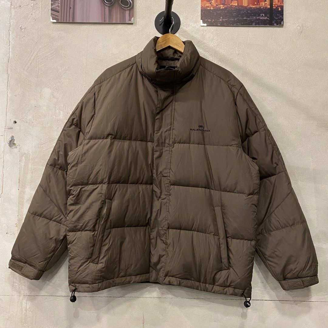 Balenciaga Sport Puffer Jacket (Category: Luxury Apparel) located in Quezon City. Submitted by rebirthalley (Listing ID 1470498862, Image 1). Description: Width-26 Length-29 Sleeve-25 Shoulder-20 Hem-24 Excellent Condition Missing Detachable Hoodie.