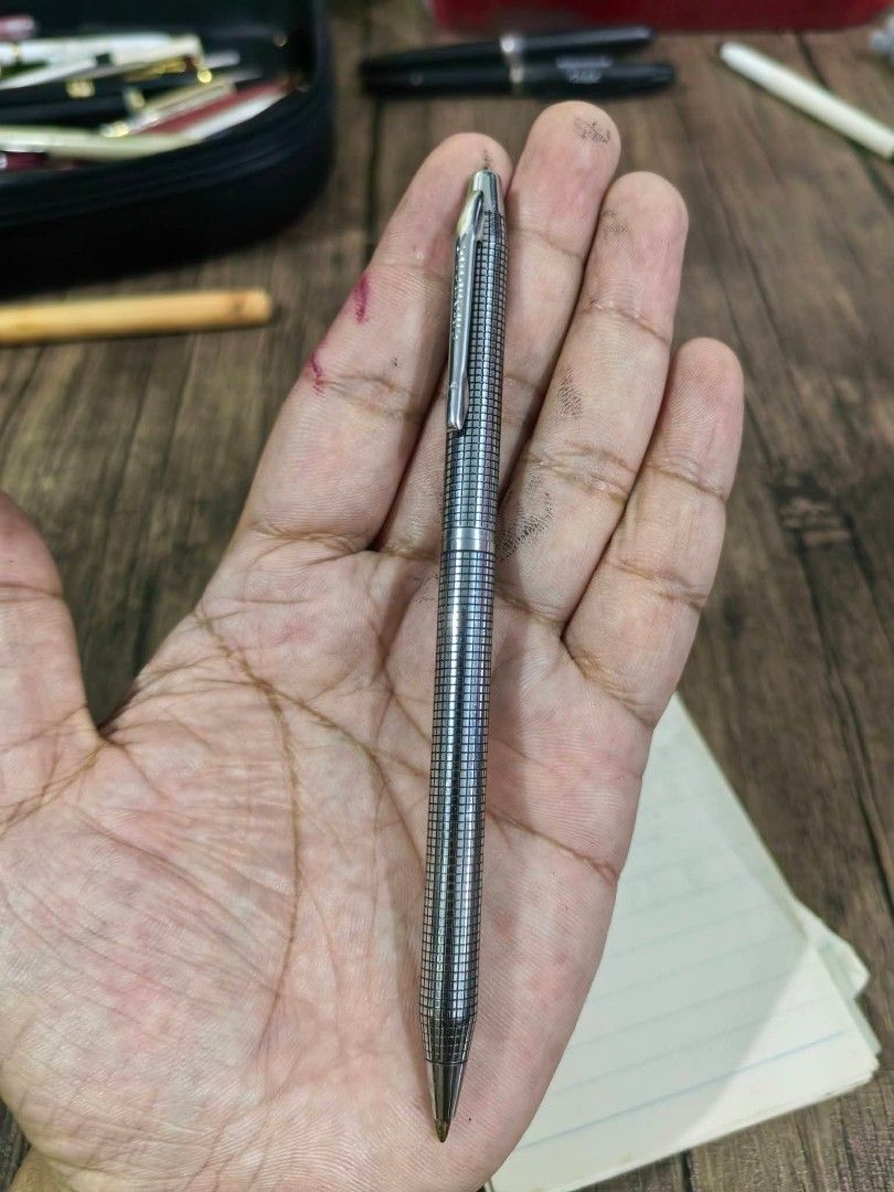 Ballpoint Pen - Chromatic (Category: Other Stationery & Craft) located in Cebu City. Submitted by dudes_villanueva (Listing ID 1470391757, Image 2). Description: Ballpoint Pen - Chromatic 📌 Hanapan nyo nlang ng refill. 📌 Metal Body.