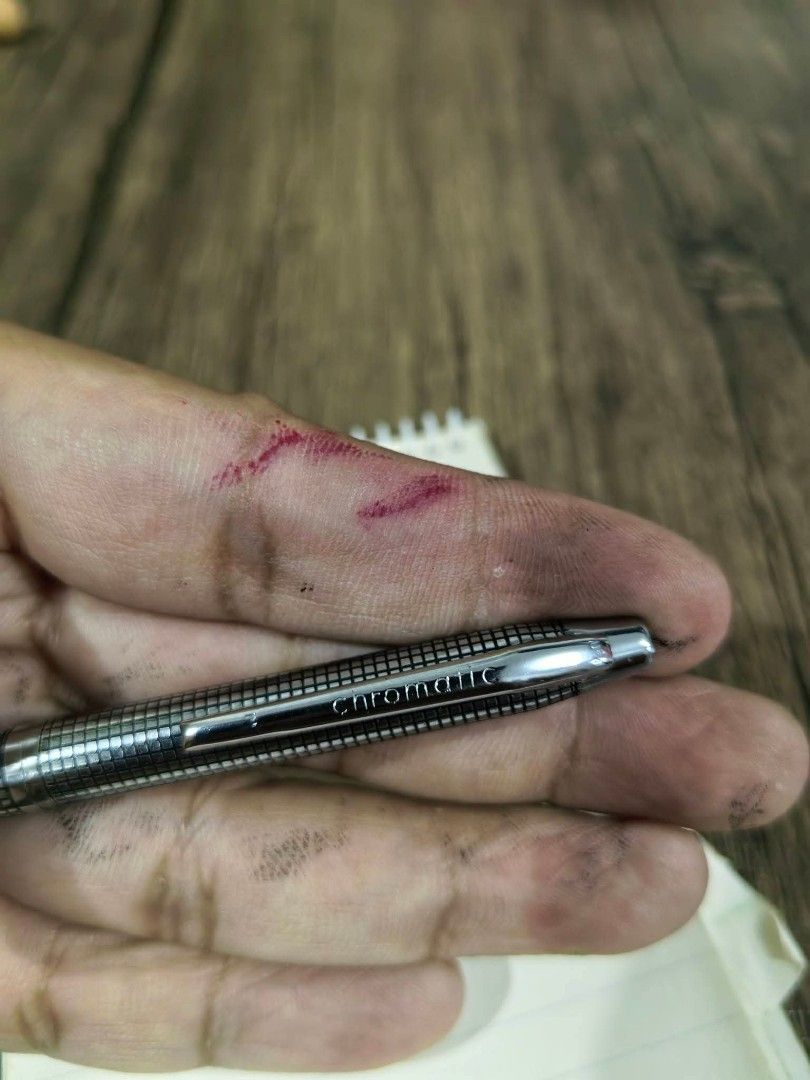 Ballpoint Pen - Chromatic (Category: Other Stationery & Craft) located in Cebu City. Submitted by dudes_villanueva (Listing ID 1470391757, Image 3). Description: Ballpoint Pen - Chromatic 📌 Hanapan nyo nlang ng refill. 📌 Metal Body.