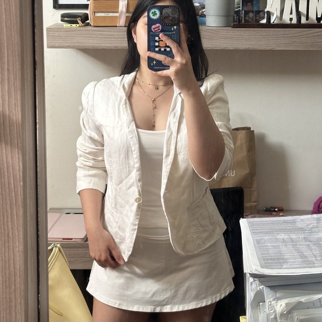 Banana Republic 100% Linen Blazer (Category: Coats, Jackets and Outerwear) located in Cainta. Submitted by yayitsianm (Listing ID 1470392874, Image 1). Description: medium-large.