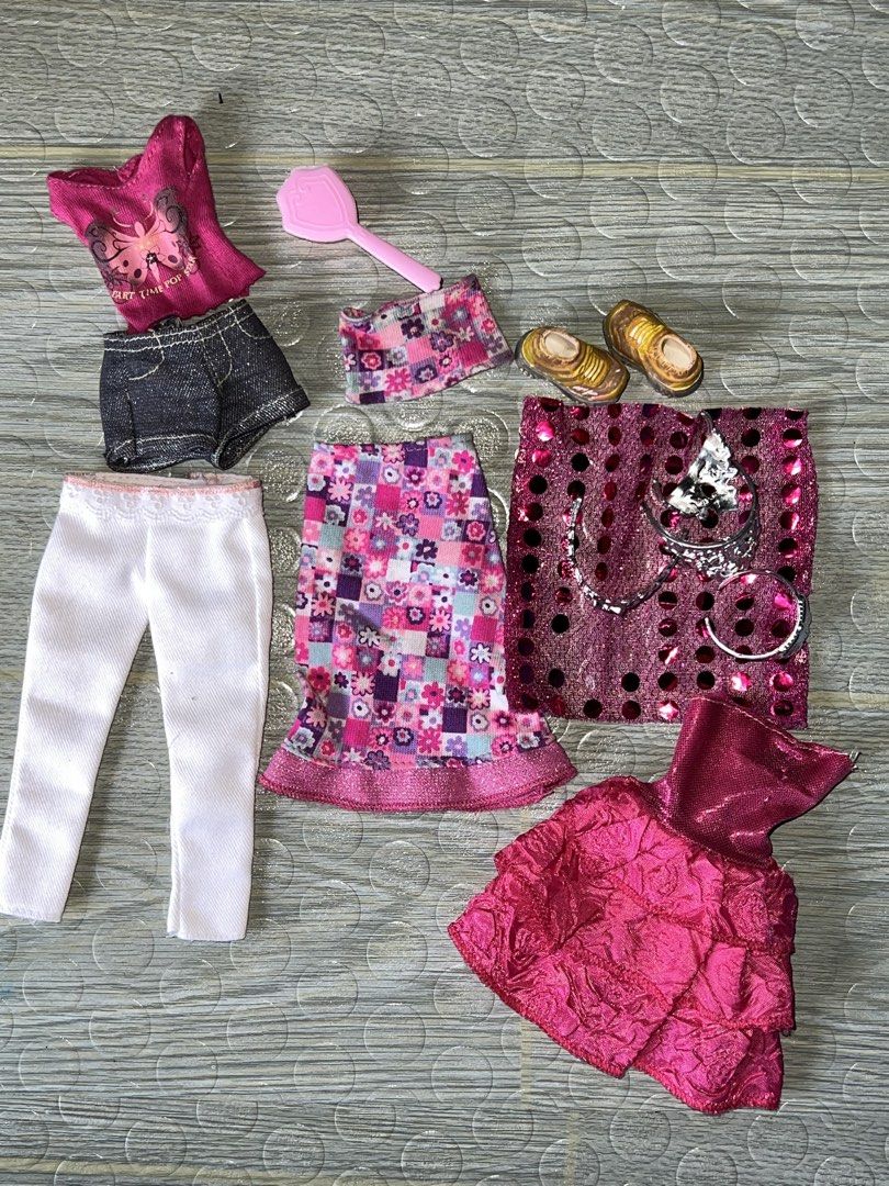 Barbie clothes (Category: Action & Battle Toys) located in Catmon. Submitted by pinkbrb (Listing ID 1470433111, Image 1). Description: Set only .
