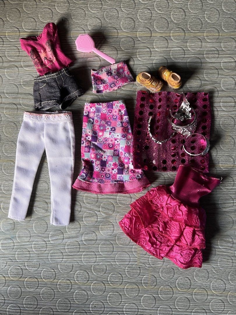 Barbie clothes (Category: Action & Battle Toys) located in Catmon. Submitted by pinkbrb (Listing ID 1470433111, Image 2). Description: Set only .
