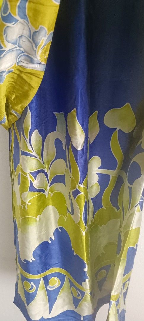 Batik (Category: Baju Kurung & sets) located in Ampang. Submitted by Dsprelovedd (Listing ID 1470403814, Image 3). Description: - Type: Traditional batik outfit (Top & Skirt) - Color & Print: Green with blue floral prints and traditional hem motifs - Style: Long sleeves, V-neckline - Condition: Pre-loved (from DS Bundle) - Measurements: * Shoulder: 16 inches * Chest: 40 inches * Top Waist: 44 inches * Skirt Waist: 24 inches * Hip: 37 inches * Len