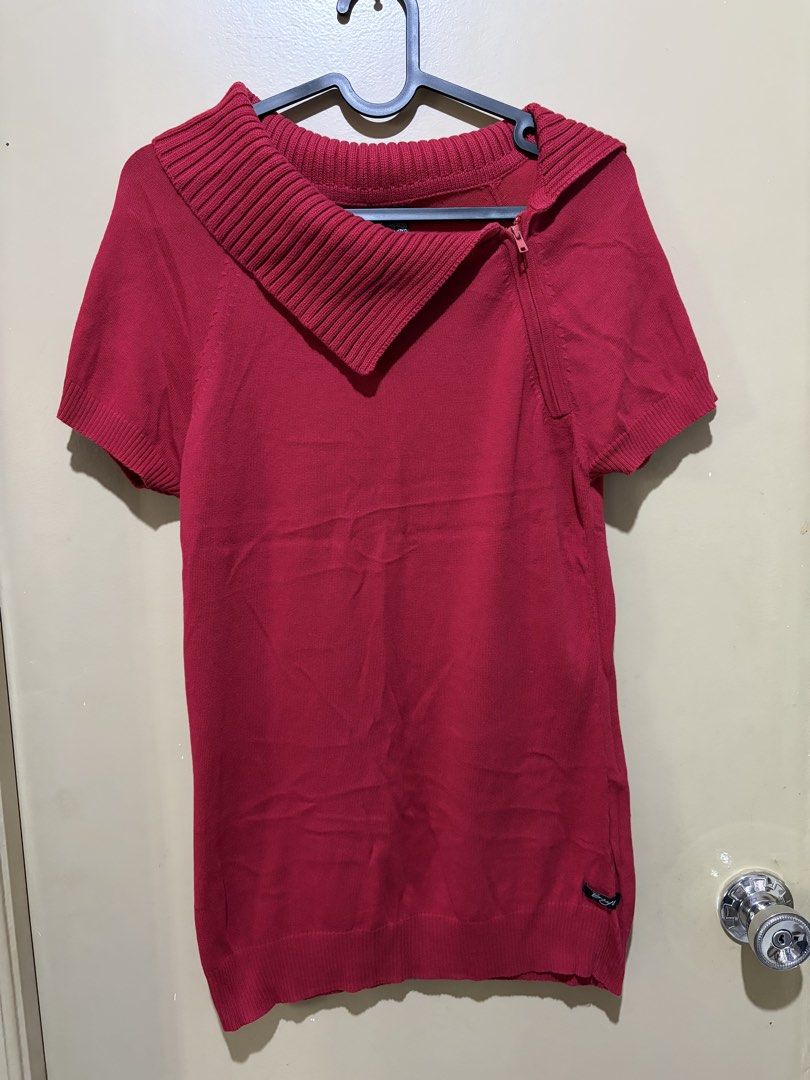 Bayo Red Knit Top (Category: Blouses) located in San Pedro. Submitted by iarruh (Listing ID 1470399405, Image 1). Description: - Old Bayo - Color: Red - Freesize (best fits to S) - Material: Comfortable knit fabric.
