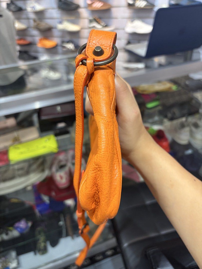 Bb cross body (Category: Luxury Bags & Wallets) located in Manila. Submitted by picksby_mik (Listing ID 1470551461, Image 2). Description: rank ab++.