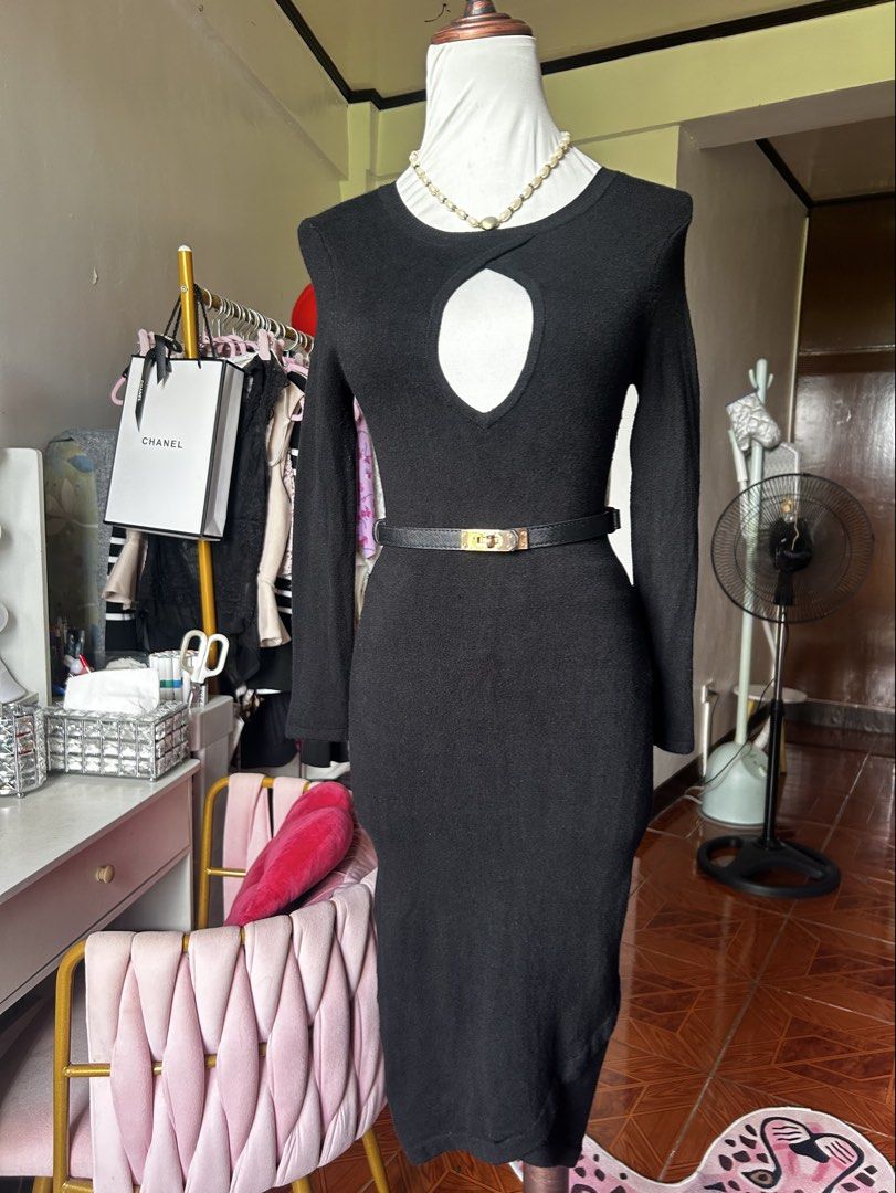 BEBE black bodycon knit dress (Category: Dresses) located in Cainta. Submitted by ziellune (Listing ID 1470393815, Image 1). Description: XS on tag but Can fit up to semi L Unused Very stretchy fabric Zipper at the back Soft ng dress na to hindi lang bagay sakin huhu.