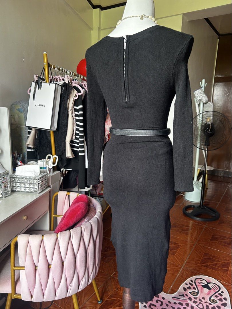 BEBE black bodycon knit dress (Category: Dresses) located in Cainta. Submitted by ziellune (Listing ID 1470393815, Image 2). Description: XS on tag but Can fit up to semi L Unused Very stretchy fabric Zipper at the back Soft ng dress na to hindi lang bagay sakin huhu.