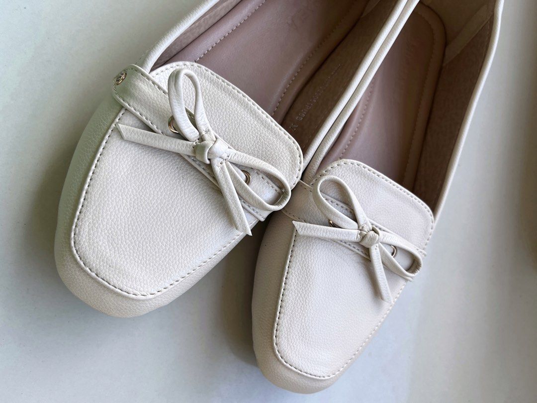 Beige Bow Loafers Flats (Category: Loafers) located in Imus. Submitted by lfhandycamplsdmme (Listing ID 1470439847, Image 1). Description: Michaela Beige Wore once With box and dust bag Location: Imus City, Cavite Preloved shoes Take all 1,100 pesos for all listed shoes ❤️ Reminders! Strictly no returns, no refunds, no exchange. This is a preloved shoes please manage your expectations. We’re not reliable for any damages that may occur during the 