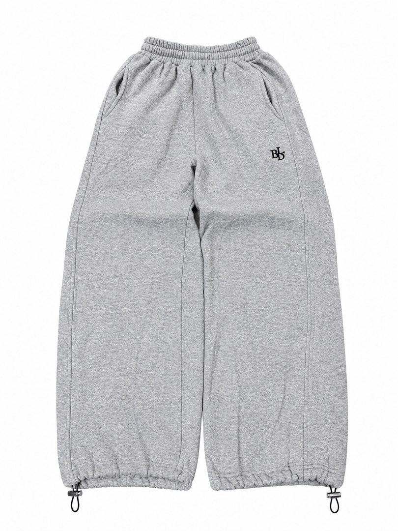 Bellide Grey Joggers Sweatpants Cinch Hem Size 1 (Category: Joggers) located in Kalamansig. Submitted by jamesthrifted (Listing ID 1470504246, Image 1). Description: - Brand/Line: Bellide (Basic & Daily Mood Line) - Size: 1 - Color: Grey - Material: Cozy fleece lining inside for extra warmth - Features: Elastic waistband for comfort - Adjustable Fit: Cinch toggles at the bottom hems - Detail: Small black 'BD' logo embroidered near the left pocket