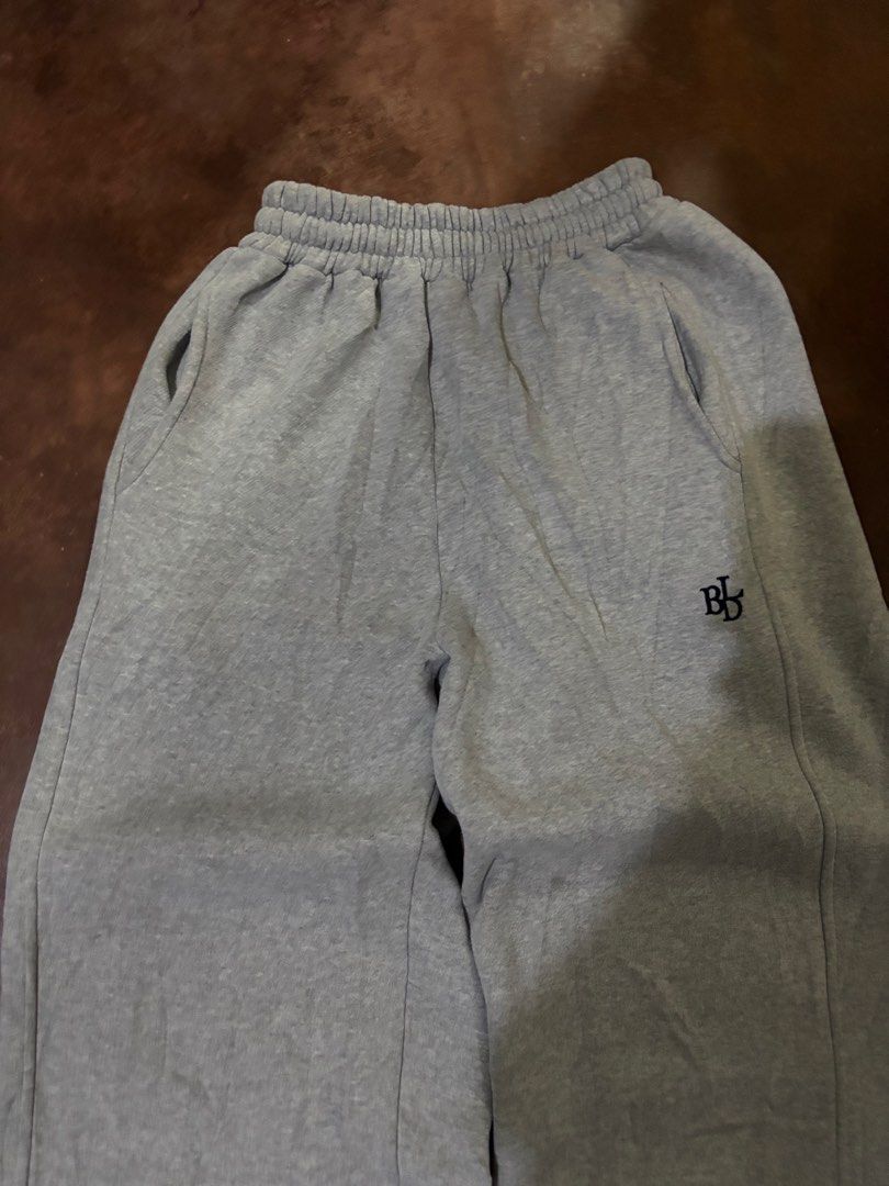 Bellide Grey Joggers Sweatpants Cinch Hem Size 1 (Category: Joggers) located in Kalamansig. Submitted by jamesthrifted (Listing ID 1470504246, Image 2). Description: - Brand/Line: Bellide (Basic & Daily Mood Line) - Size: 1 - Color: Grey - Material: Cozy fleece lining inside for extra warmth - Features: Elastic waistband for comfort - Adjustable Fit: Cinch toggles at the bottom hems - Detail: Small black 'BD' logo embroidered near the left pocket