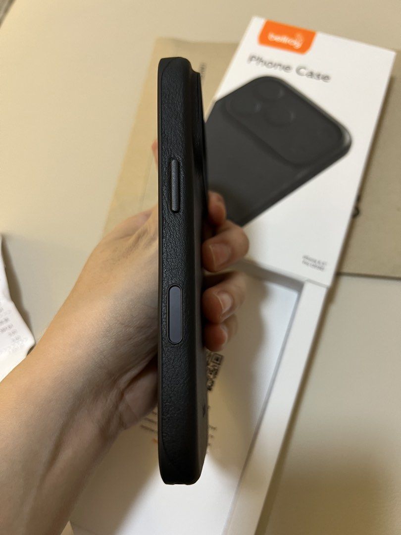 Bellroy iPhone 18 Pro Leather Case (Category: Cases & Sleeves) located in Manila. Submitted by jphiljuach (Listing ID 1470414552, Image 3). Description: Bellroy Iphone 18 pro leather case Used for 5 days only. Like new, got a new one as a gift! .