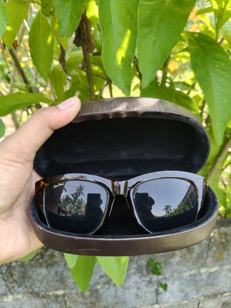 Ben Davis Tortoise Shell Sunglasses with Hard Case (Category: Sunglasses & Eyewear) located in Compostela. Submitted by johnwilz1144610 (Listing ID 1470375566, Image 2). Description: - Brand: Ben Davis - Frame: Tortoise shell - Lenses: Dark tinted with gold logo on the corner - Details: Gold logo engraved along the temples - Inclusion: Matching dark brown hard leather case with embossed gold branding - Condition: Great accessory for sunny days.