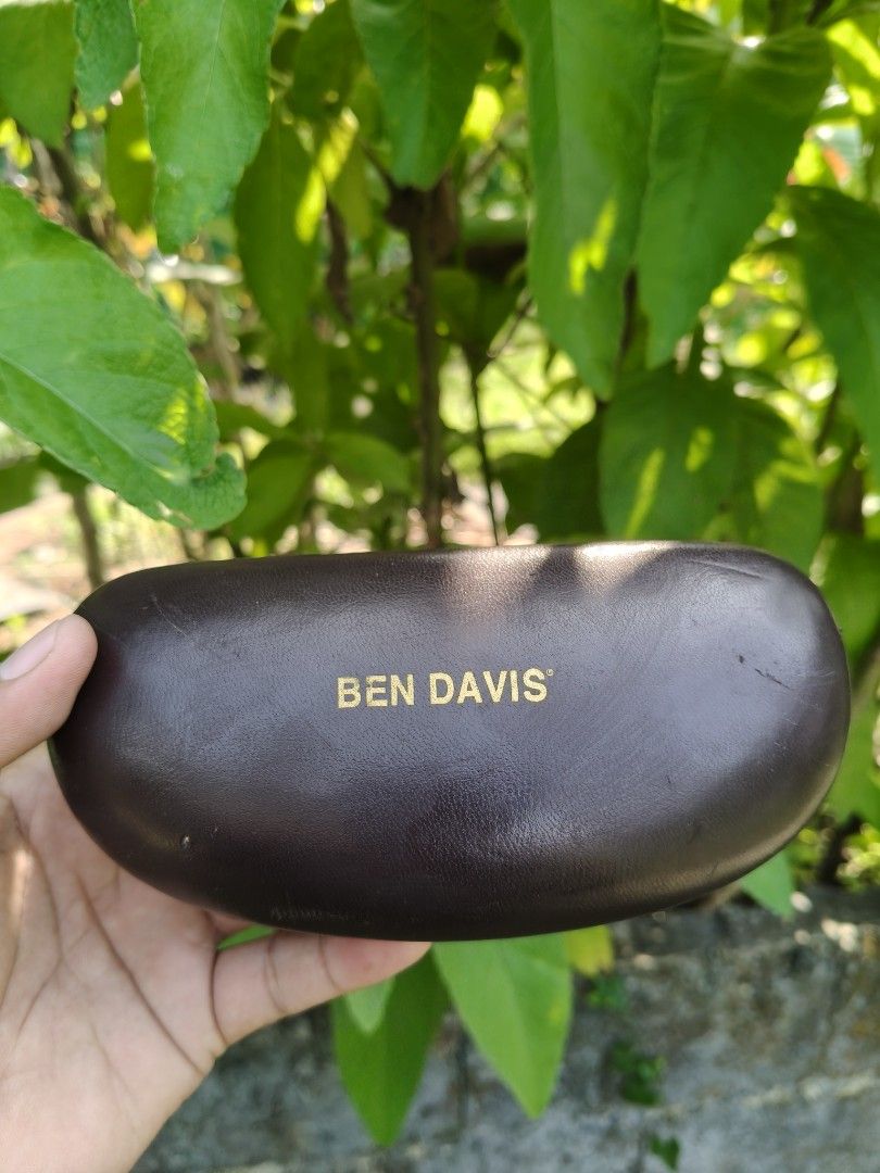 Ben Davis Tortoise Shell Sunglasses with Hard Case (Category: Sunglasses & Eyewear) located in Compostela. Submitted by johnwilz1144610 (Listing ID 1470375566, Image 1). Description: - Brand: Ben Davis - Frame: Tortoise shell - Lenses: Dark tinted with gold logo on the corner - Details: Gold logo engraved along the temples - Inclusion: Matching dark brown hard leather case with embossed gold branding - Condition: Great accessory for sunny days.