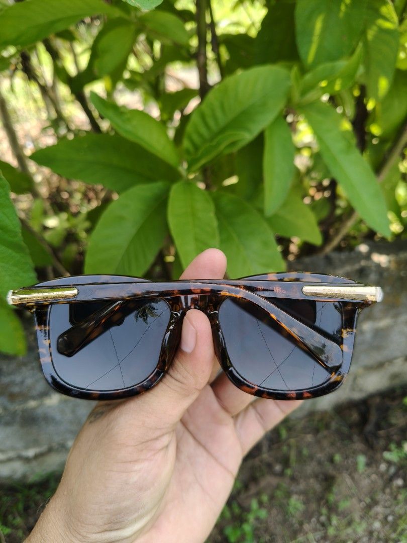 Ben Davis Tortoise Shell Sunglasses with Hard Case (Category: Sunglasses & Eyewear) located in Compostela. Submitted by johnwilz1144610 (Listing ID 1470375566, Image 3). Description: - Brand: Ben Davis - Frame: Tortoise shell - Lenses: Dark tinted with gold logo on the corner - Details: Gold logo engraved along the temples - Inclusion: Matching dark brown hard leather case with embossed gold branding - Condition: Great accessory for sunny days.