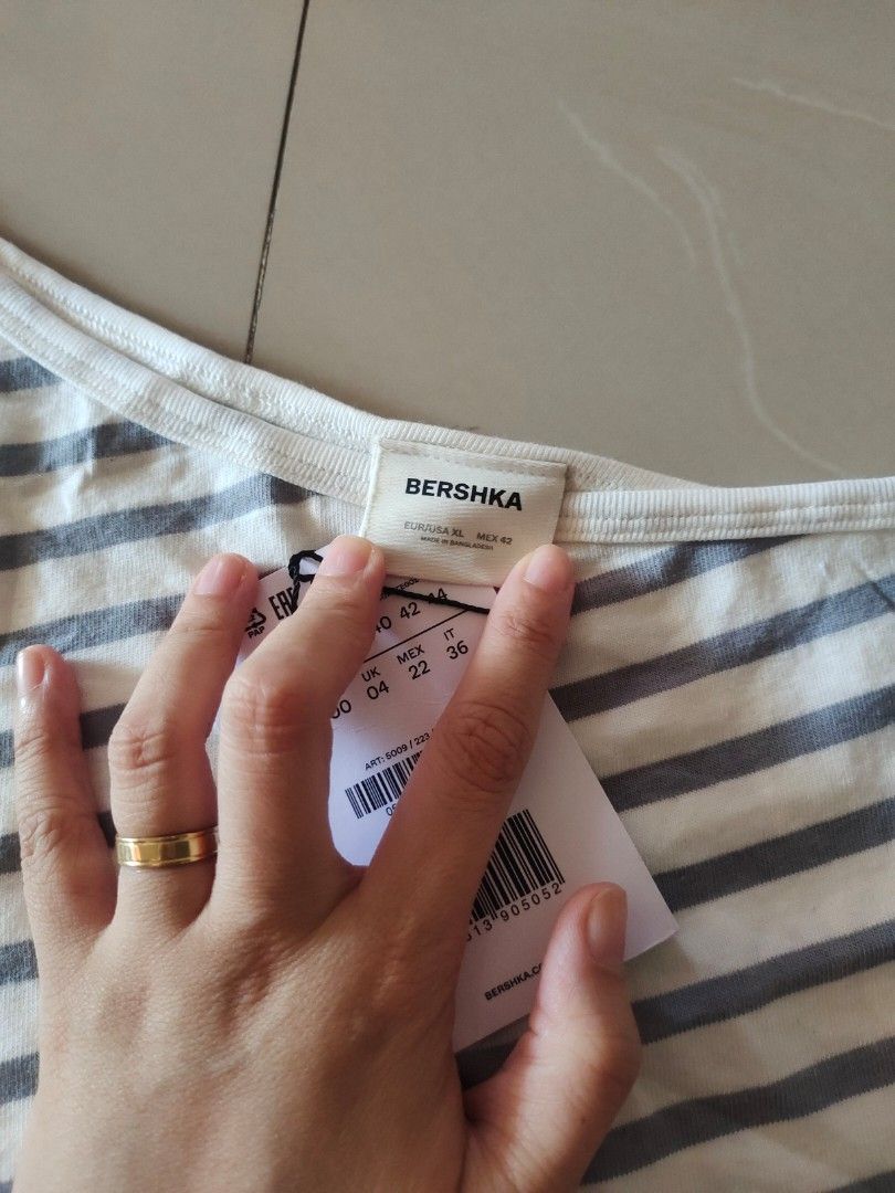 Bershka one sided top (Category: Shirts) located in Aliaga. Submitted by kmapparel (Listing ID 1470369097, Image 2). Description: .