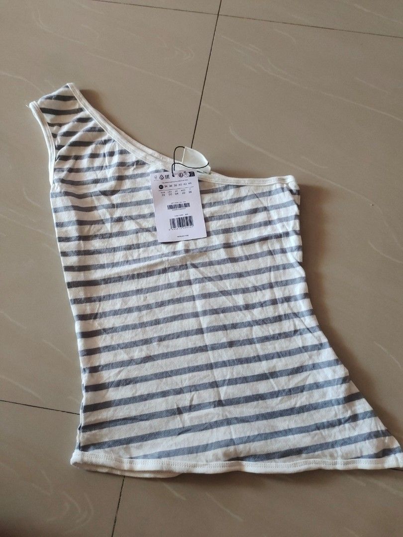 Bershka one sided top (Category: Shirts) located in Aliaga. Submitted by kmapparel (Listing ID 1470369097, Image 1). Description: .