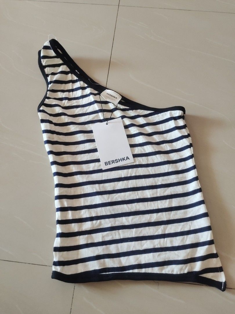 Bershka one sided top (Category: Sleeveless) located in Aliaga. Submitted by kmapparel (Listing ID 1470369246, Image 1). Description: .
