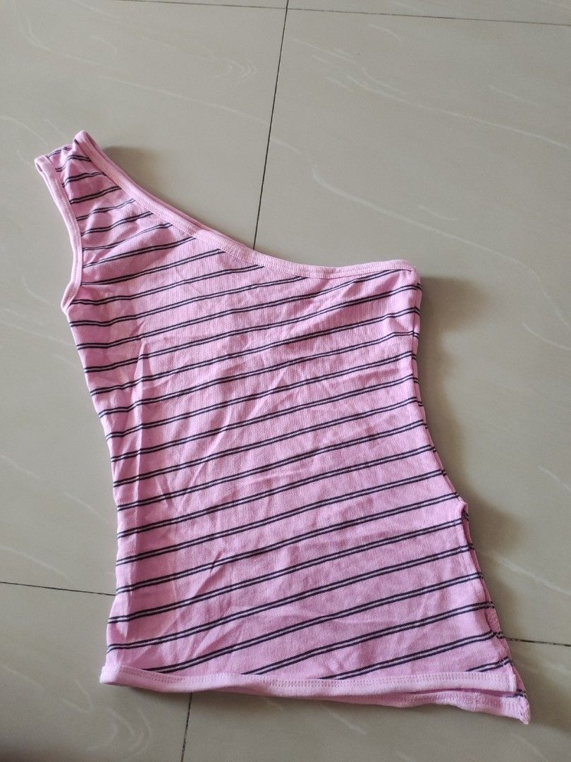 Bershka one sided top (Category: Sleeveless) located in Aliaga. Submitted by kmapparel (Listing ID 1470369503, Image 1). Description: .