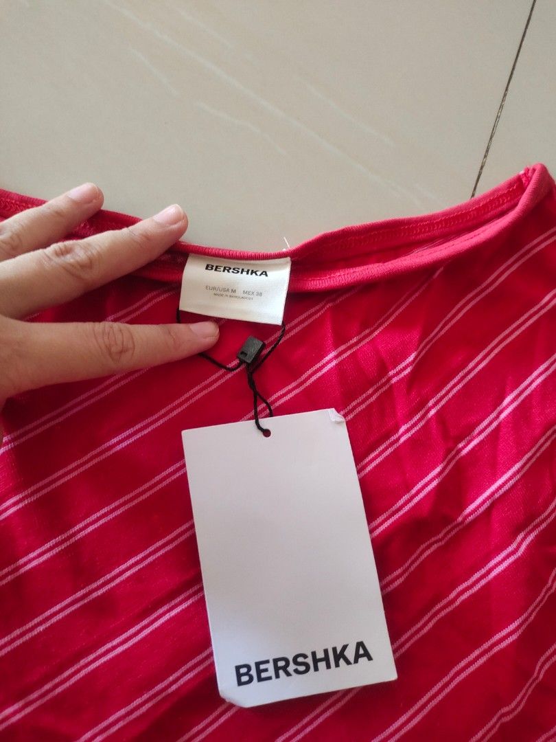 Bershka one sides top (Category: Sleeveless) located in Aliaga. Submitted by kmapparel (Listing ID 1470368584, Image 2). Description: .
