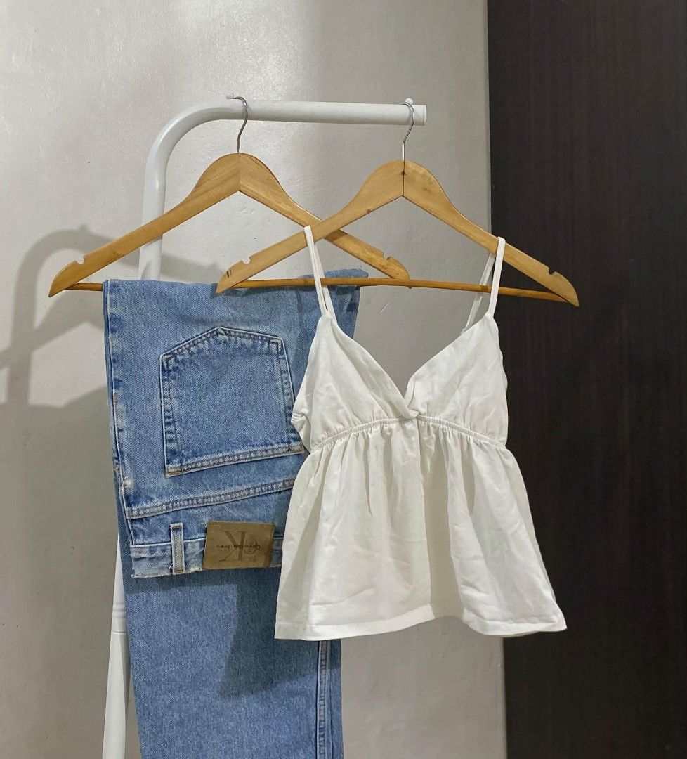 Bershka Peplum Top White (Category: Sleeveless) located in Apalit. Submitted by rkive_clothing (Listing ID 1470422217, Image 2). Description: Xxs-Xs.