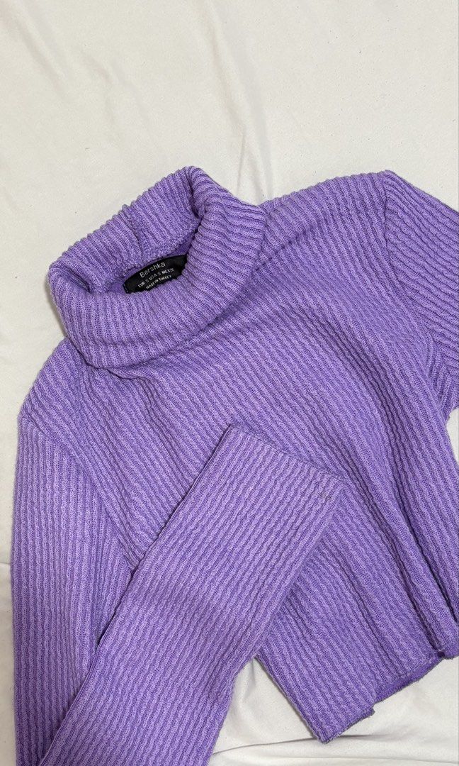 BERSHKA turtle neck top (Category: Longsleeves) located in Taguig. Submitted by krizy_makeyl (Listing ID 1470408806, Image 1). Description: .