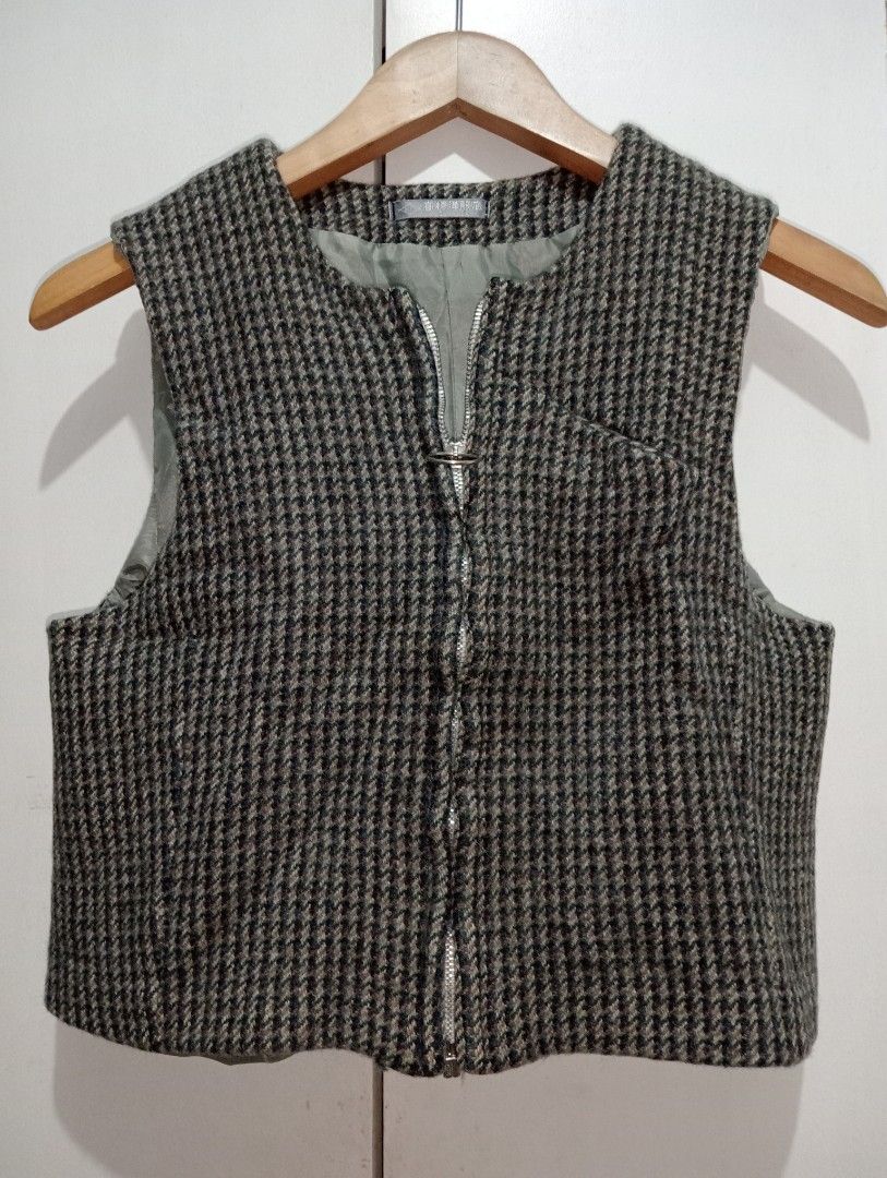 Black & Gray Patterned Zip Front Vest (Category: Coats, Jackets and Outerwear) located in Guiguinto. Submitted by eyforalpha (Listing ID 1470539178, Image 1). Description: ✿ XS-S high quality| soft inner fabric ~ ♡ Ready to wear. ♡ Colors may vary due to lighting. ♡ These are preloved items, so manage your expectations. ♡ Flaws will be stated. ♡ No cancellation of order and no rushing. ✿ HAPPY SHOPPING! ✿ - visit my profile for more cheap items :