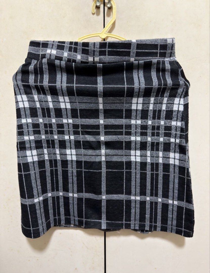 Black and White Plaid Skirt (Category: Skirts) located in Taytay. Submitted by melaniemaep (Listing ID 1470389380, Image 1). Description: - Style: Classic black and white tartan plaid mini skirt - Fit: Comfortable elastic waistband, plenty of stretch - Measurements: ~13 inches across waist (flat), ~17 inches across hem - Material: Soft, cozy knit fabric - Versatile: Great for everyday casual wear, sweaters, and boots.
