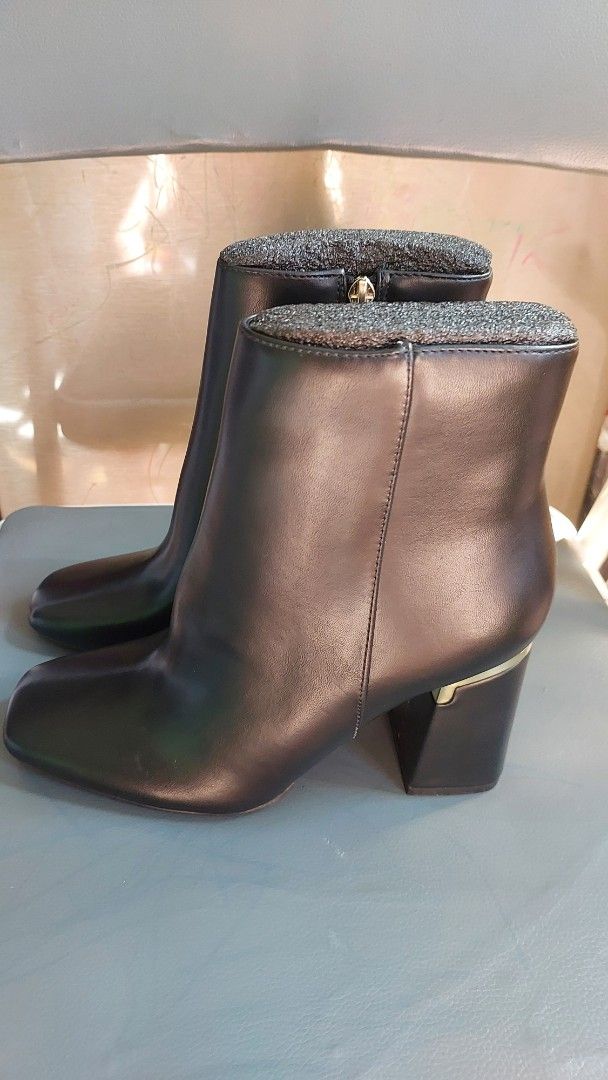 Black ankle boots with block heel and side zipper (Category: Boots) located in Santa Rosa. Submitted by ehve.ganda (Listing ID 1470404164, Image 1). Description: - Color & Material: Sleek black smooth faux leather - Heel: Comfortable chunky block heel accented with a chic gold metallic detail - Design: Modern square toe and convenient side zipper with a small pull tab - Condition: Brand new shape maintained with original foam inserts tucked insid