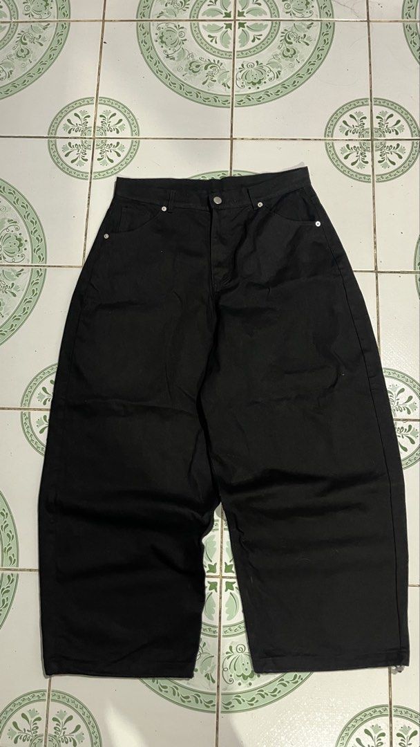 BLACK BAGGY BARREL PANTS (Category: Jeans) located in Manila. Submitted by rmrkkkk (Listing ID 1470390726, Image 1). Description: .