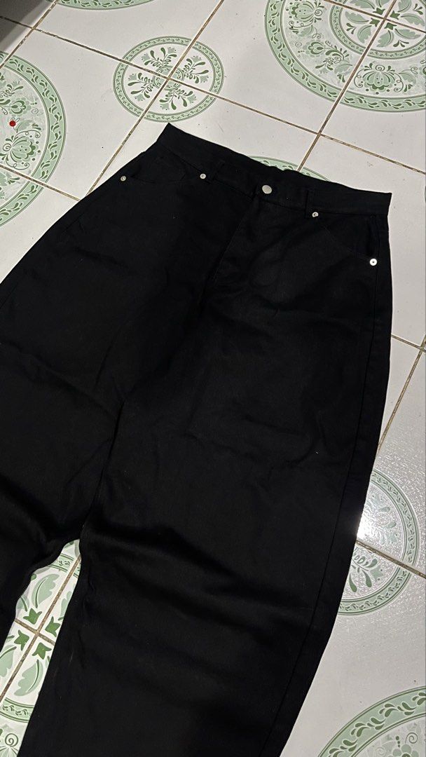 BLACK BAGGY BARREL PANTS (Category: Jeans) located in Manila. Submitted by rmrkkkk (Listing ID 1470390726, Image 2). Description: .