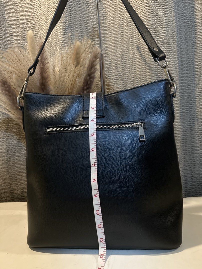 Black Caviar Genuine Leather Structured Bag (Category: Shoulder Bags) located in Quezon City. Submitted by collsan (Listing ID 1470521983, Image 3). Description: .