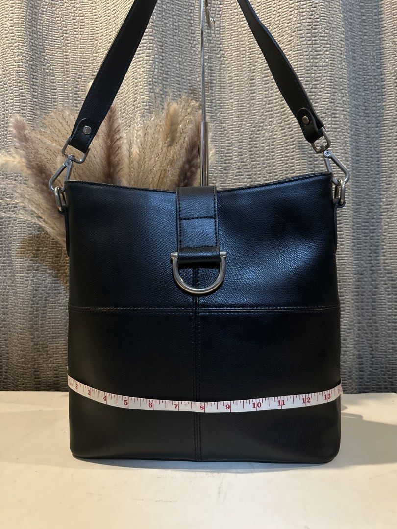 Black Caviar Genuine Leather Structured Bag (Category: Shoulder Bags) located in Quezon City. Submitted by collsan (Listing ID 1470521983, Image 2). Description: .