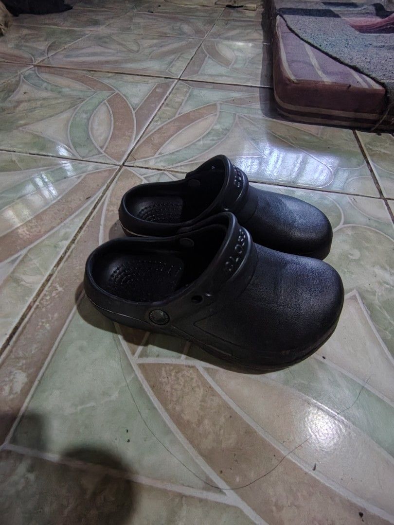 Black Closs Clogs (Category: Slippers and slides) located in San Mateo. Submitted by javiermoll06454 (Listing ID 1470472435, Image 2). Description: - Color: Classic Black - Style: Slip-on clogs for easy daily wear - Lightweight: Comfortable for all-day use -slip resistant Size: 36.