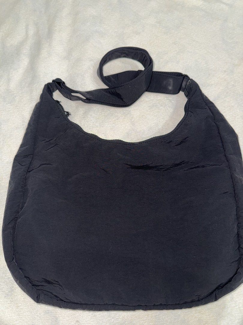Black Crescent Bag (Category: Sling Bags) located in Daet. Submitted by sbcookieee (Listing ID 1470505264, Image 1). Description: • Height: 20 cm • Width: 40 cm • Depth: 10 cm .