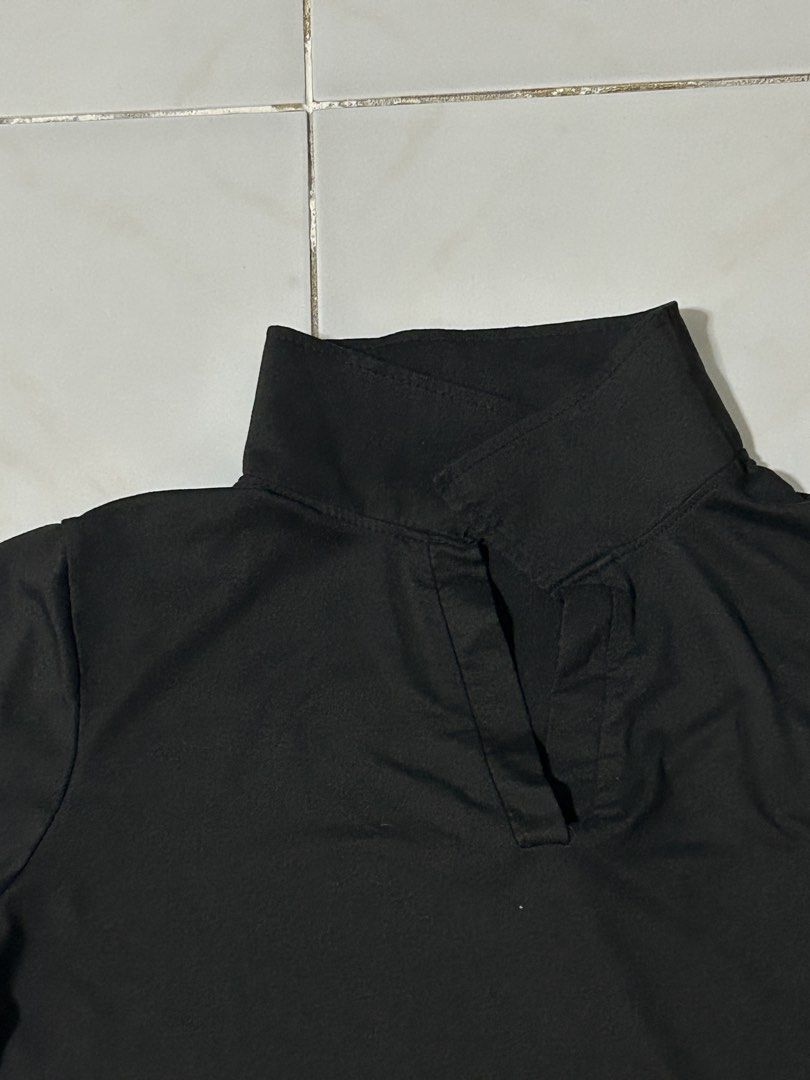 Black Cropped Polo (Category: Shirts) located in Manila. Submitted by viyyu (Listing ID 1470414115, Image 2). Description: •Crop top with short sleeves and curved hemline •Mock neck with a split V-neck front •Smooth and stretchy for a comfortable fit.