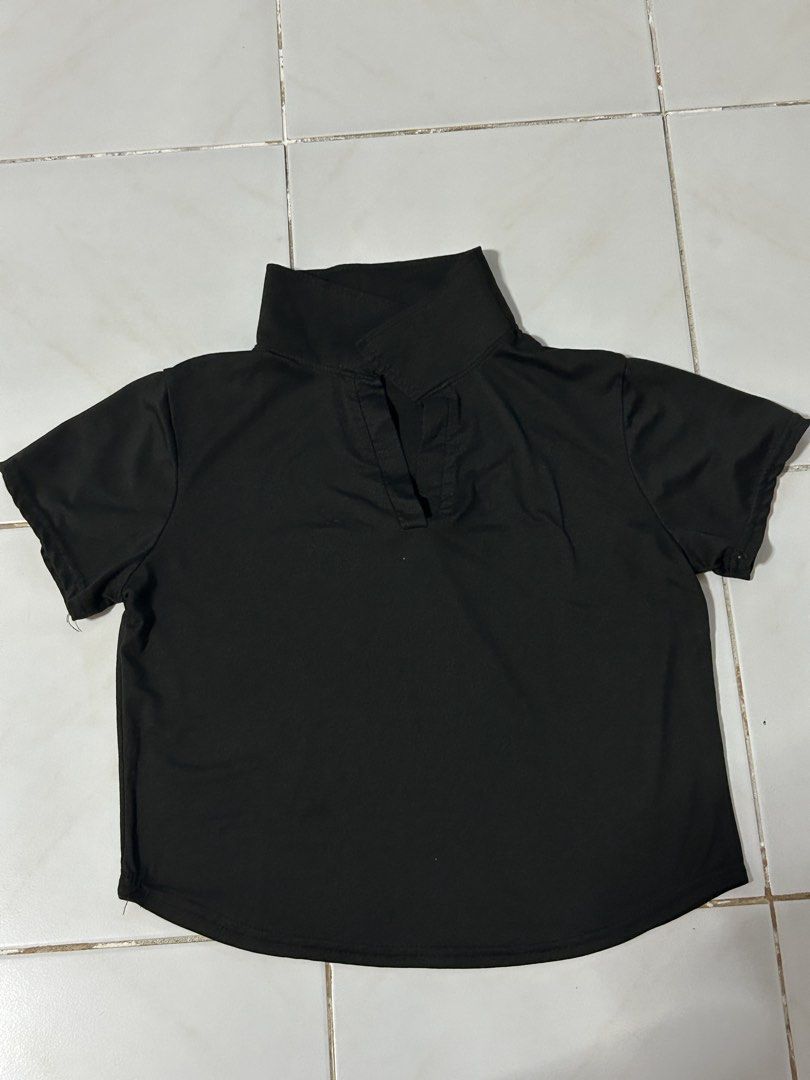 Black Cropped Polo (Category: Shirts) located in Manila. Submitted by viyyu (Listing ID 1470414115, Image 1). Description: •Crop top with short sleeves and curved hemline •Mock neck with a split V-neck front •Smooth and stretchy for a comfortable fit.