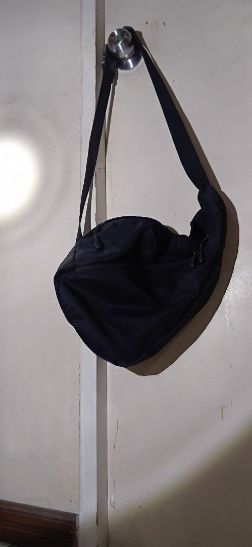 Black Crossbody Bag (Unbranded) (Category: Cross-body Bags) located in Las Pinas. Submitted by randomstuff.ph (Listing ID 1470460463, Image 1). Description: FEATURES - Spacious - Extra compartment to store and organize items - Unisex design CONDITION: Like new / Rarely Used YEAR BOUGHT: 2024-2025.