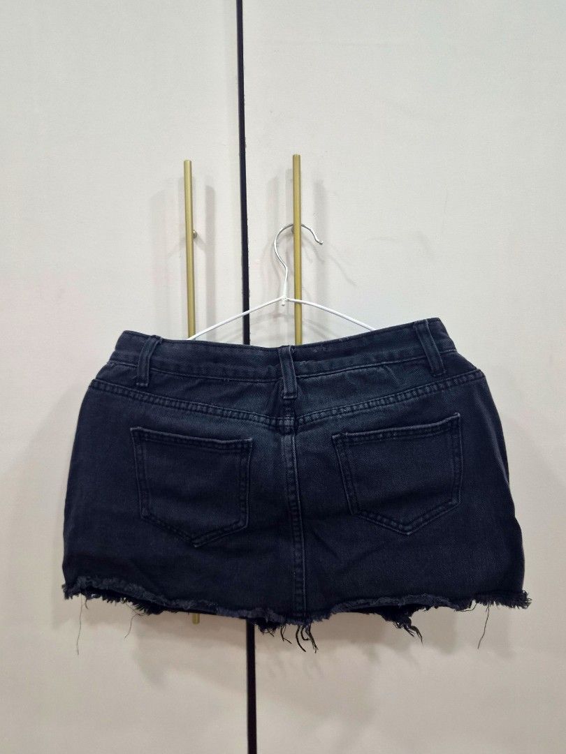 Black Denim Mini Skirt/Skort (Category: Skirts) located in Alegria. Submitted by missy1024 (Listing ID 1470396469, Image 3). Description: .