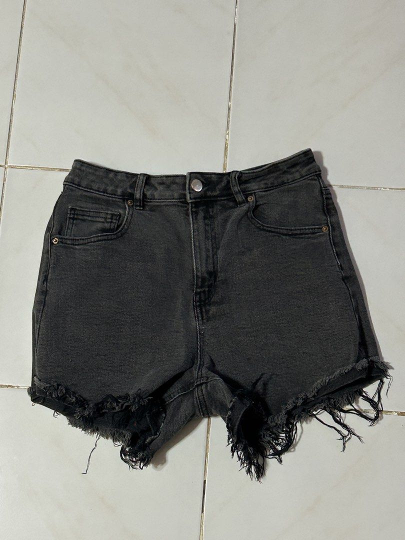 Black Denim Shorts (Category: Shorts) located in Manila. Submitted by viyyu (Listing ID 1470413025, Image 1). Description: •Mom slim denim shorts •Washed black •High waist fit, zip fly, button closure, and raw hem cut-offs •EUR 36 / USA 04 / MEX 26 / UK 08.