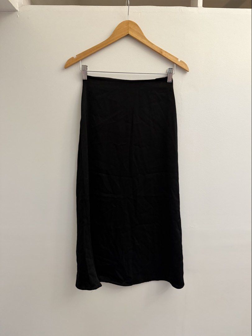 Black Flowy Breathable long skirt (Category: Skirts) located in Manila. Submitted by closetclearout.mnl (Listing ID 1470410365, Image 1). Description: waist: 23-25 tall girl sizing: 5’6( below the knee) .