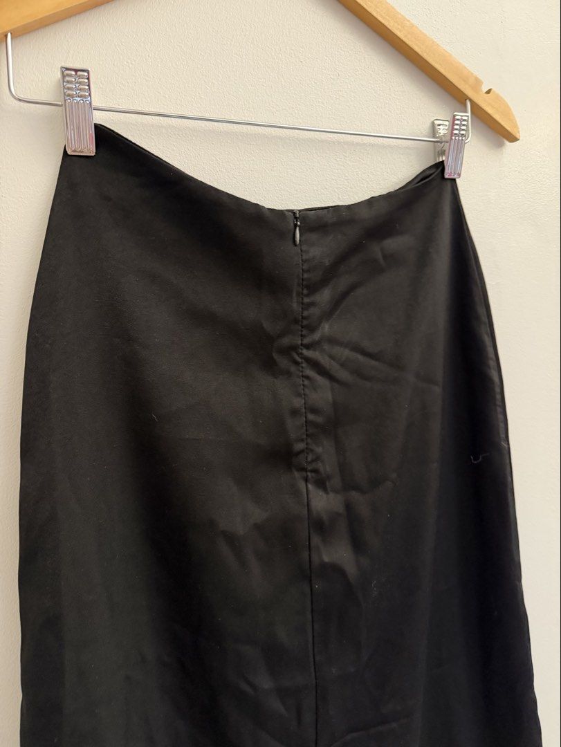 Black Flowy Breathable long skirt (Category: Skirts) located in Manila. Submitted by closetclearout.mnl (Listing ID 1470410365, Image 2). Description: waist: 23-25 tall girl sizing: 5’6( below the knee) .