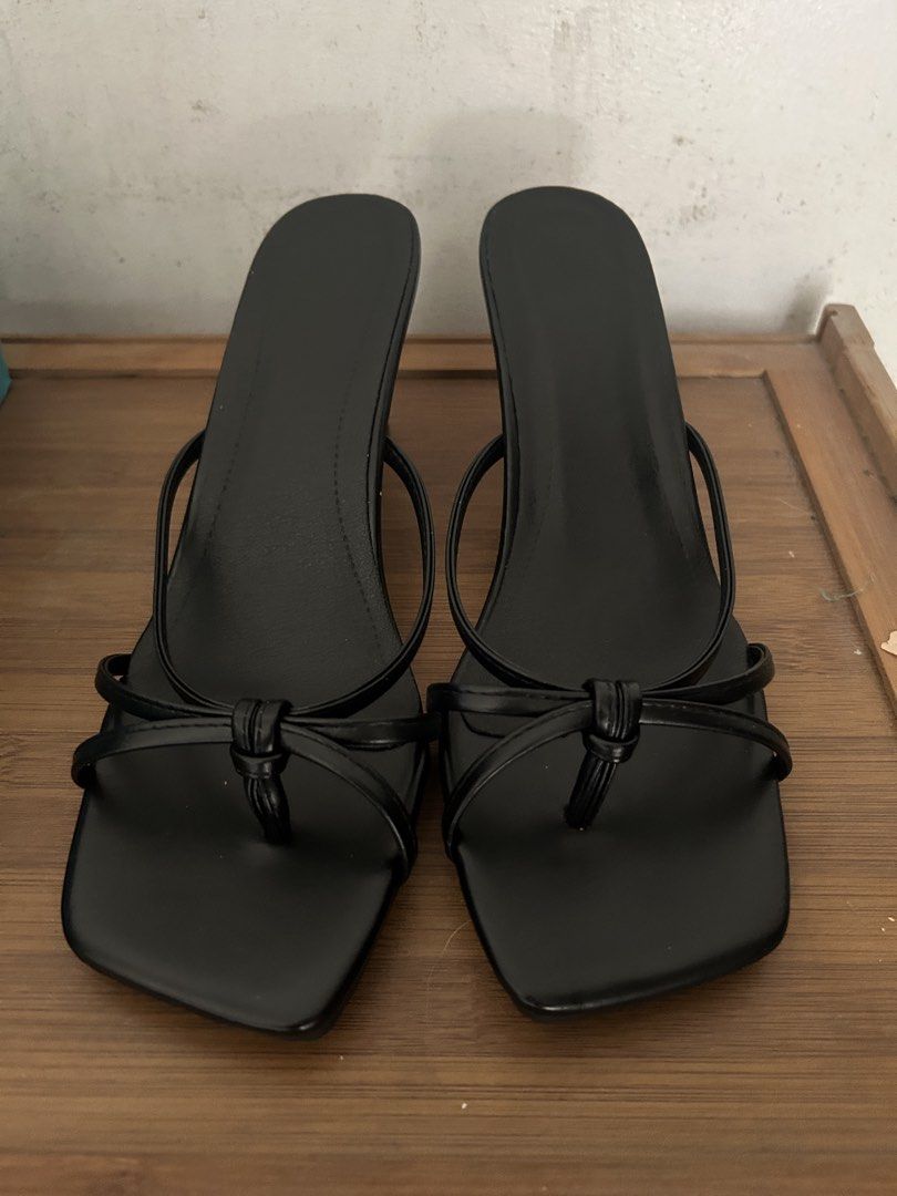 Black Kitten Heels (Category: Heels) located in Manila. Submitted by ynclfbrs (Listing ID 1470389949, Image 3). Description: Never worn. Wrong size for me. Size 9, fits like size 8, Black. Manila / Mandaluyong location Lalamove / J&T.