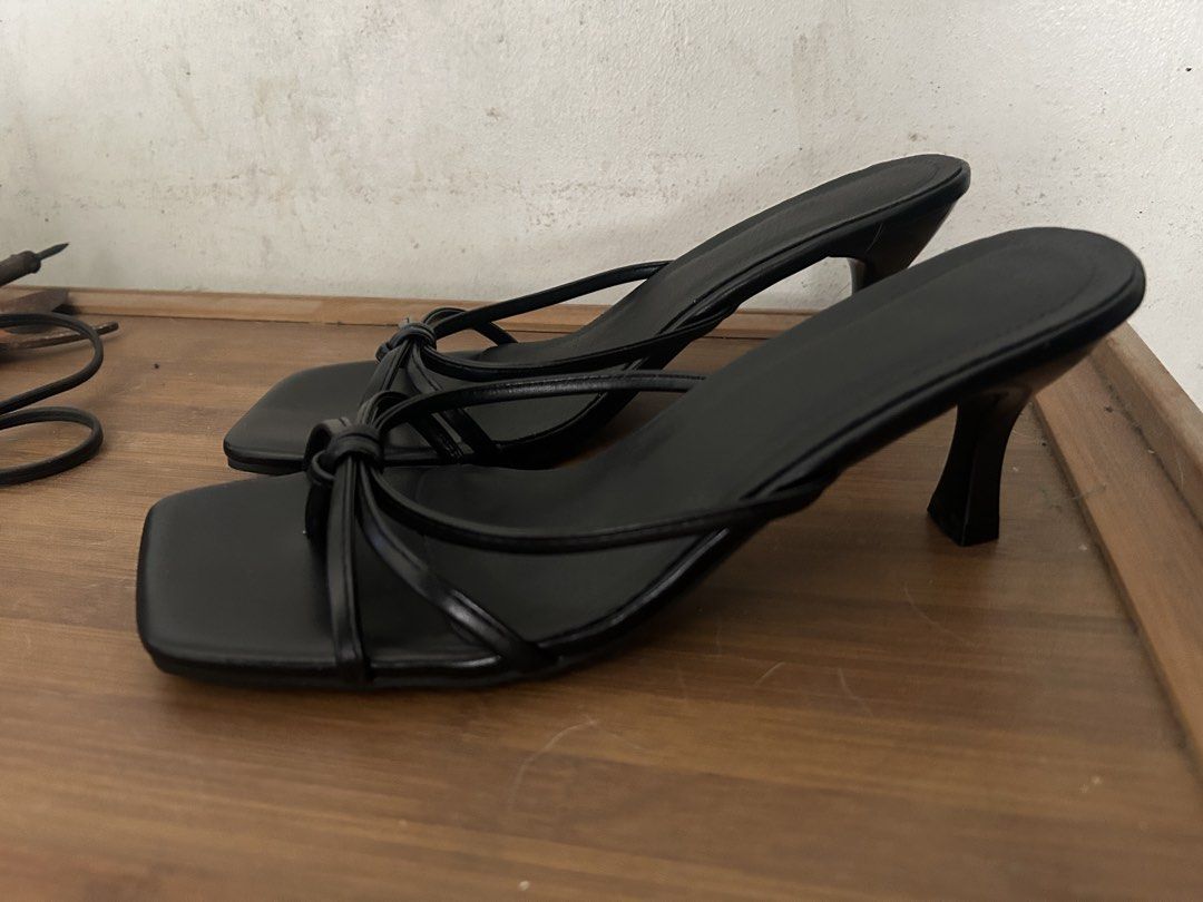 Black Kitten Heels (Category: Heels) located in Manila. Submitted by ynclfbrs (Listing ID 1470389949, Image 2). Description: Never worn. Wrong size for me. Size 9, fits like size 8, Black. Manila / Mandaluyong location Lalamove / J&T.