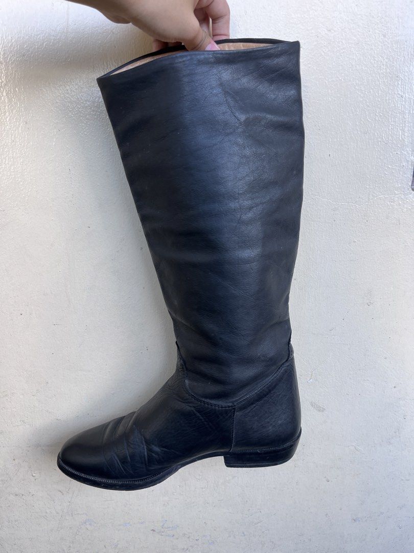 Black Leather Knee-High Boots (Category: Boots) located in Imus. Submitted by lfhandycamplsdmme (Listing ID 1470445318, Image 3). Description: Genuine leather Issue: Wear sign Location: Imus City, Cavite Take all 1,100 pesos for all listed shoes ❤️ Reminders! Strictly no returns, no refunds, no exchange. This is a preloved shoes please manage your expectations. We’re not reliable for any damages that may occur during the delivery process. Everyth