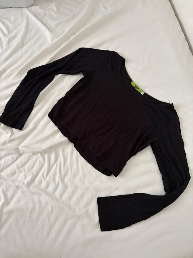 Black Long Sleeve Crop Midriff Top Size M (Category: Longsleeves) located in Las Pinas. Submitted by thriftedfinds_ (Listing ID 1470362779, Image 3). Description: - Brand: Teen Extremes - Style: Long sleeve crop top with scoop neckline - Size: Medium (tag attached) - Material: Soft and comfortable fabric - Condition: Brand new with tag - Features: Versatile basic piece, great for layering or styling with high-waisted jeans.