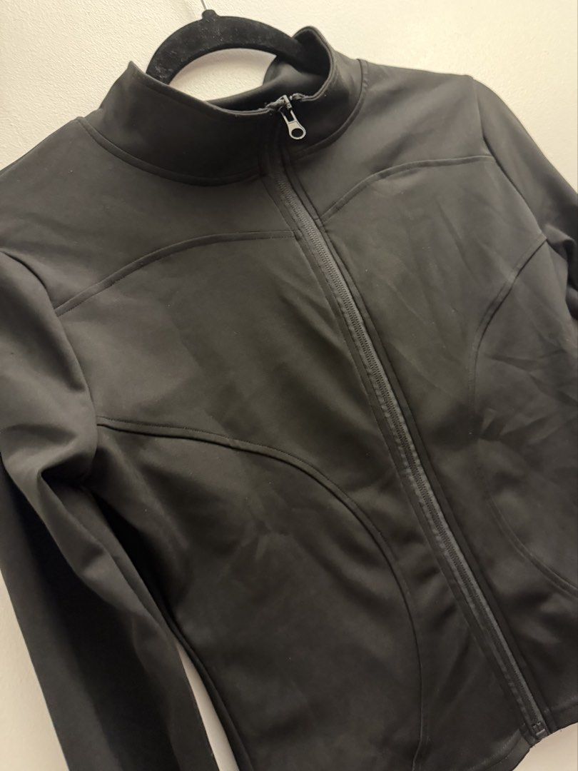 Black Long sleeve Zip up Medium (Category: Activewear) located in Manila. Submitted by closetclearout.mnl (Listing ID 1470389582, Image 3). Description: - good for working out - size medium - bought the wrong size - brand new .