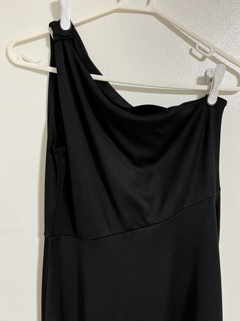 Black One-Shoulder Long Dress (Category: Dresses) located in Cabuyao City. Submitted by rdtrmt (Listing ID 1470475573, Image 2). Description: - Color: Sleek Black - Design: One-shoulder with a draped cowl neckline and asymmetric waist seam - Silhouette: Fitted bodice with a stylish flared midi skirt - Versatility: Perfect for dinners, parties, and evening outings - Styling Tip: Easy to dress up with heels and minimalist jewelry - Condition: still