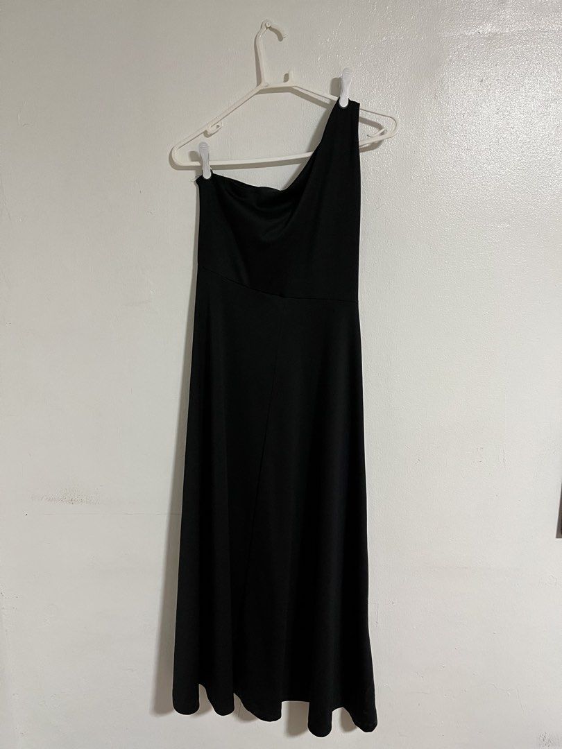 Black One-Shoulder Long Dress (Category: Dresses) located in Cabuyao City. Submitted by rdtrmt (Listing ID 1470475573, Image 3). Description: - Color: Sleek Black - Design: One-shoulder with a draped cowl neckline and asymmetric waist seam - Silhouette: Fitted bodice with a stylish flared midi skirt - Versatility: Perfect for dinners, parties, and evening outings - Styling Tip: Easy to dress up with heels and minimalist jewelry - Condition: still