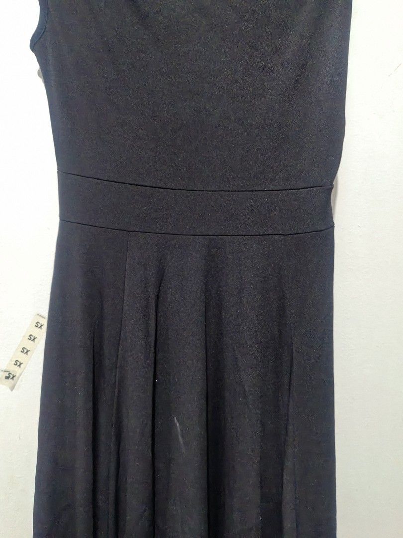 Black One-Shoulder Maxi Dress Size XS (Category: Dresses) located in Quezon City. Submitted by cjzelaq (Listing ID 1470535227, Image 1). Description: - Color: Solid black with belt Used this once last Dec party. Nasa taguan na Lang, paki Laban na Lang, nagkaron ng dumi pero pwde nmn labahan, - Style: Minimalist one-shoulder maxi dress - Fit: Fitted bodice with a defined waist and flared skirt - Detail: side slit - Condition: Excellent, clean look